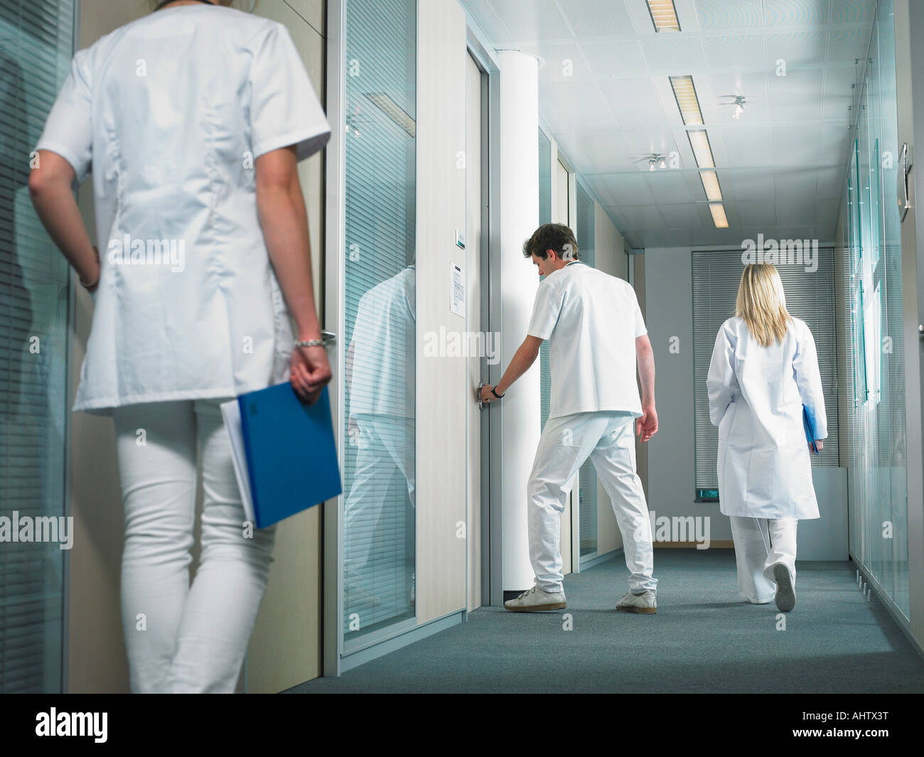 чем пахнет в больнице. чем пахнет в больнице. доктор в палате у пациента. твоё лекарство комикс. страх перед запахами.