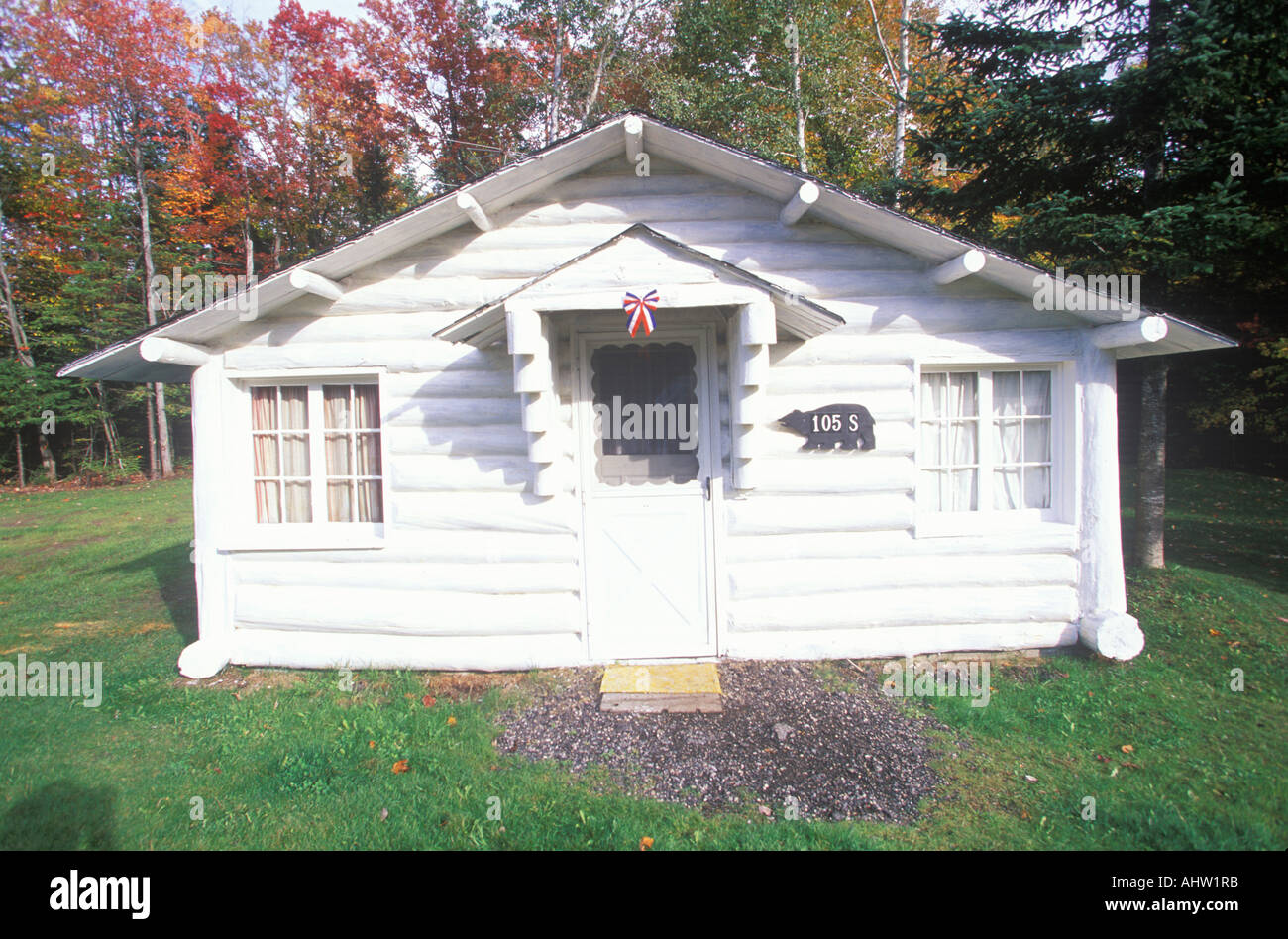 White cottage hi-res stock photography and images - Alamy