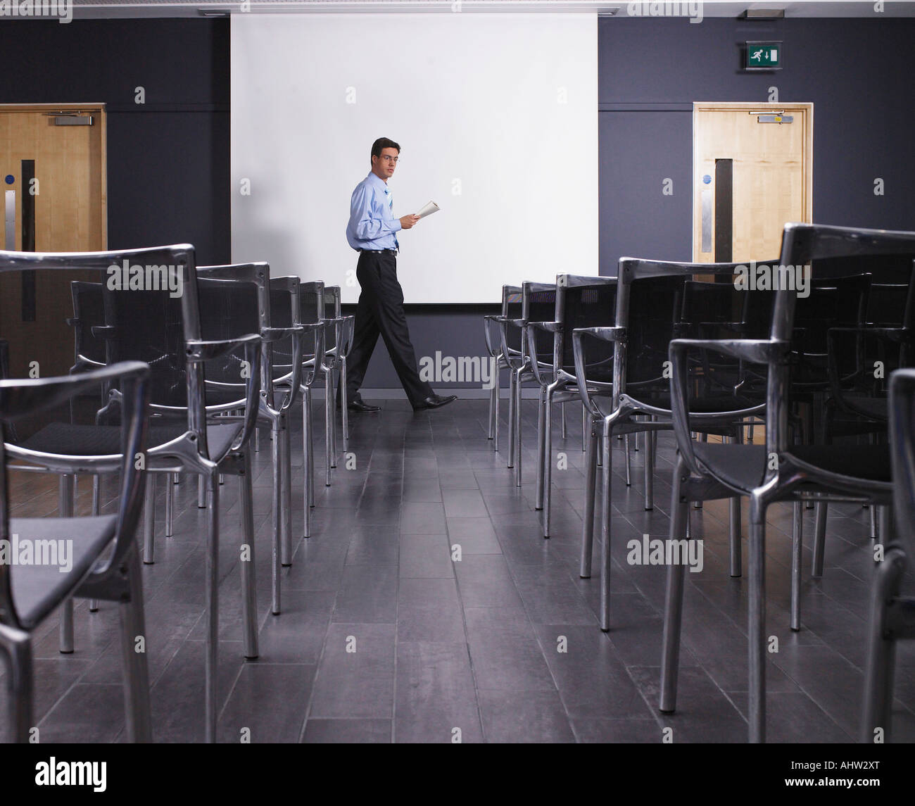 GUERRE ST-AMIGA, FIGHT ! (Mauvaise foi assurée) - Page 6 Man-practicing-speech-in-empty-presentation-room-AHW2XT