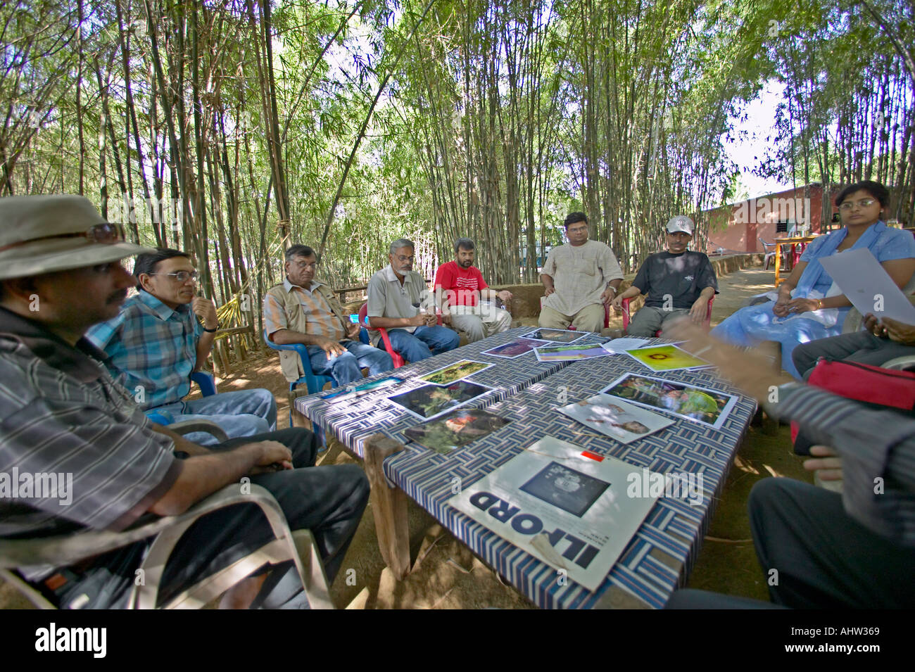 AAD 91600 Photography Creative WorkShop Dinodia photographers discussing art Neral Maharashtra INDIA Stock Photo