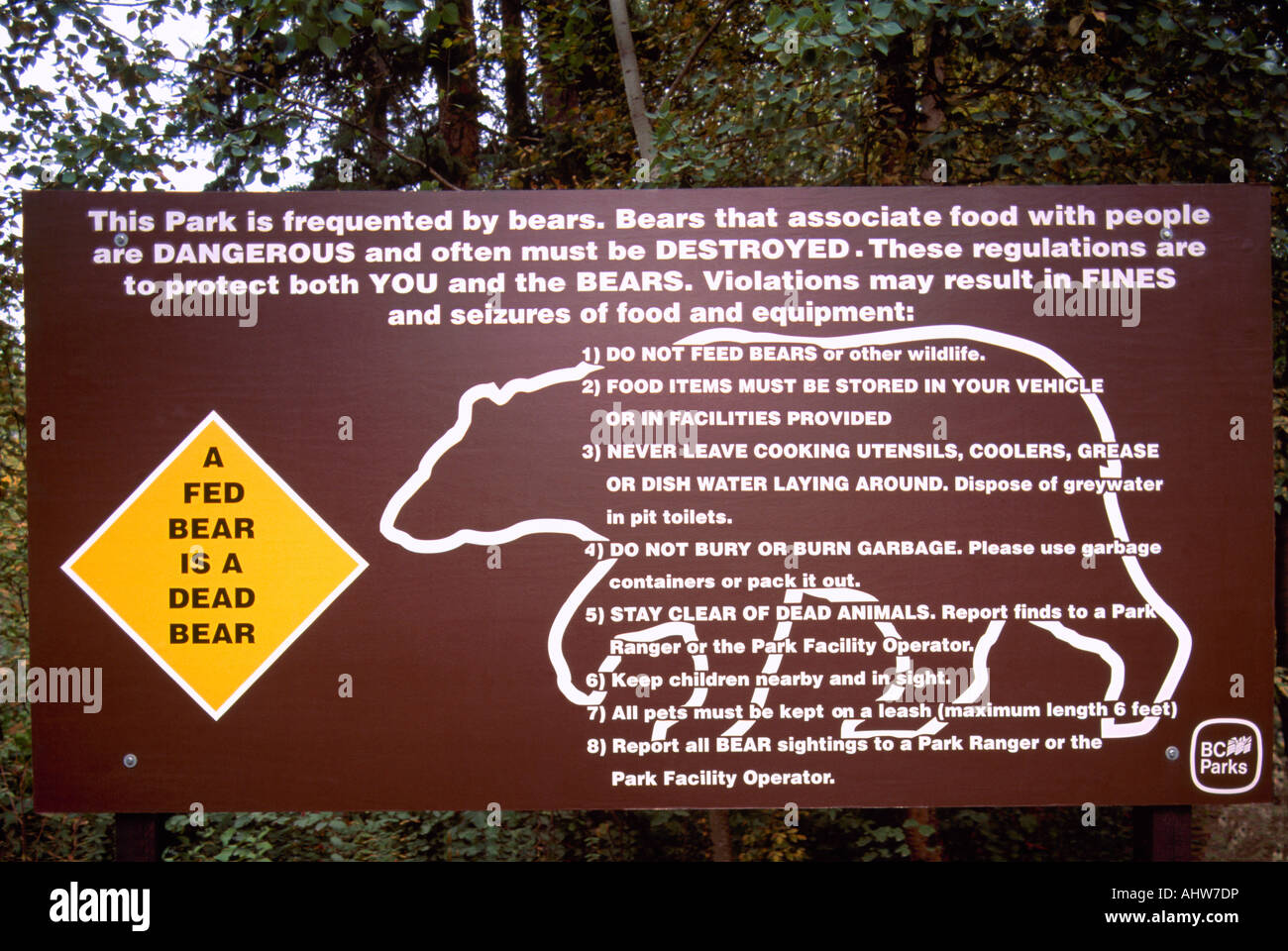 Bear Warning Sign, Caution Signs - Active Bears in Area, Danger Alert, Public Notice in Provincial Park, British Columbia Canada Stock Photo