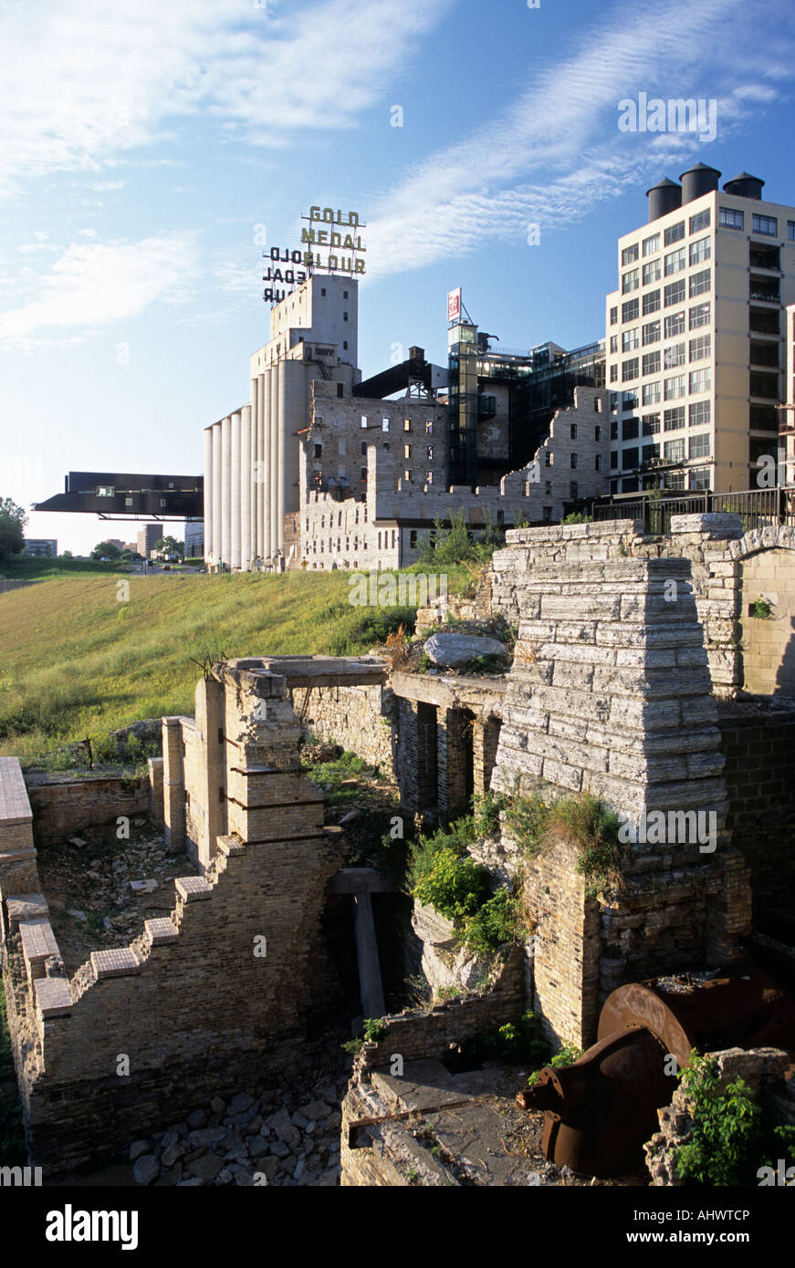 MILL RUINS PARK IN DOWNTOWN MINNEAPOLIS AND MILL CITY MUSEUM. ST. ANTHONY FALLS HISTORIC DISTRICT, MISSISSIPPI RIVERFRONT AREA. Stock Photo