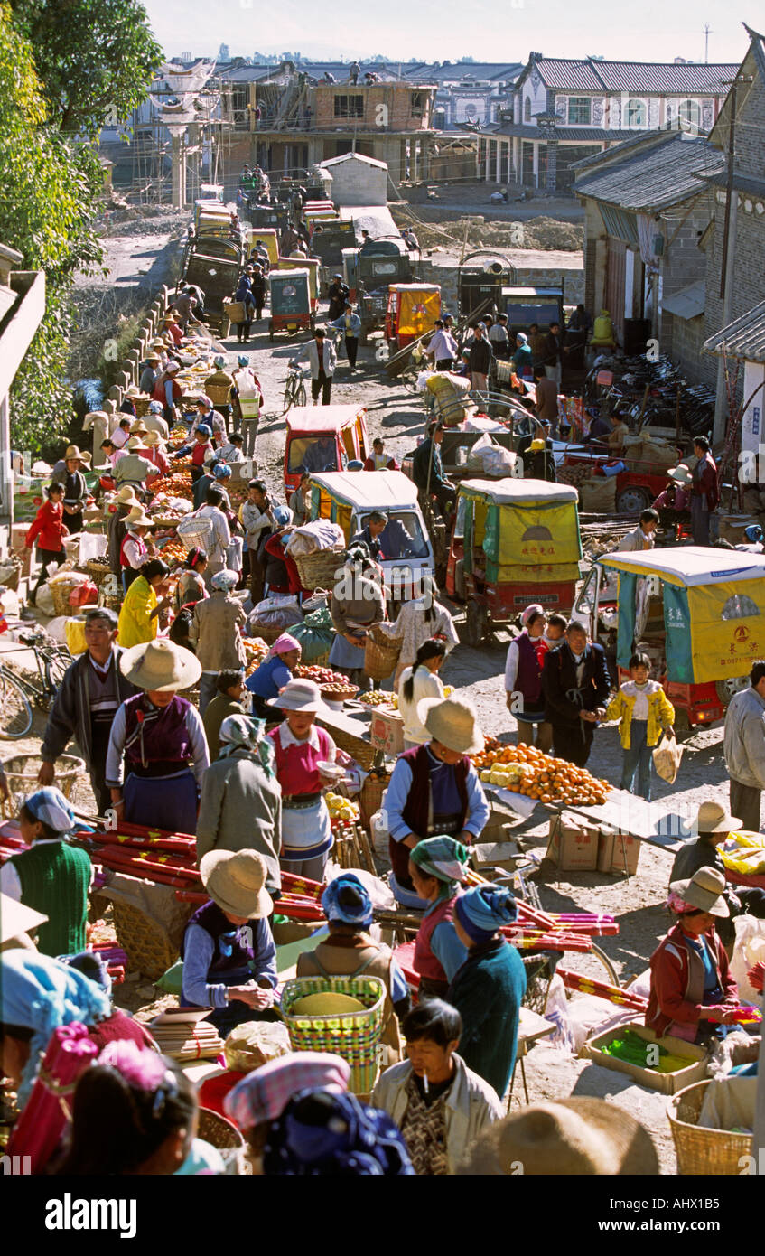 China Yunnan Shaping market crowds of shoppers Stock Photo - Alamy