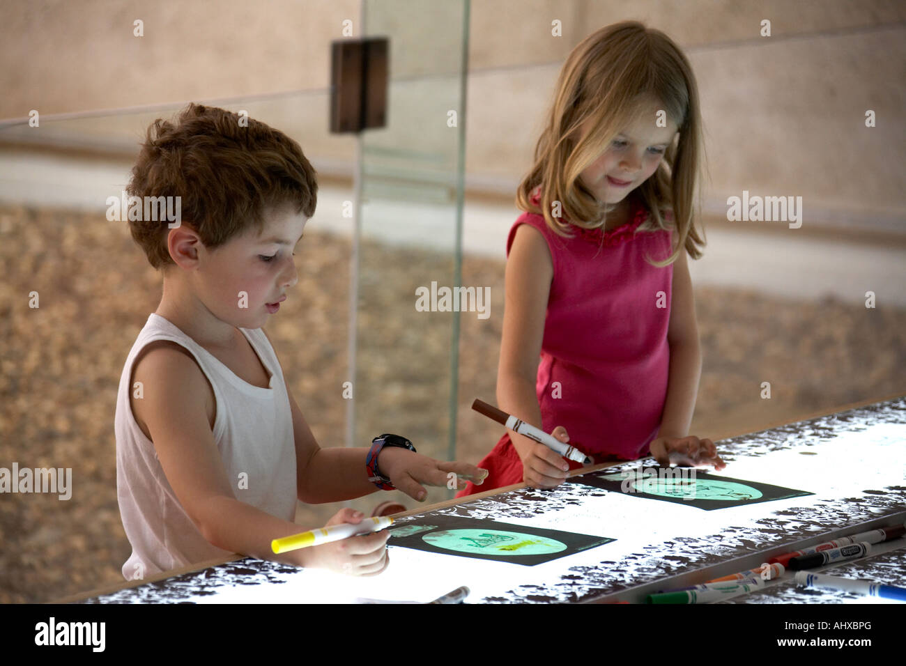 Children drawing in gallery hi-res stock photography and images - Alamy