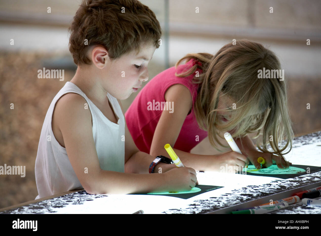 Children in art gallery hi-res stock photography and images - Alamy