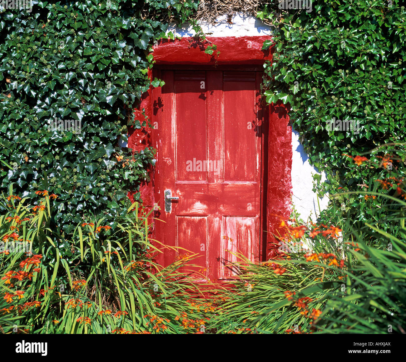 Old house red door hi-res stock photography and images - Alamy