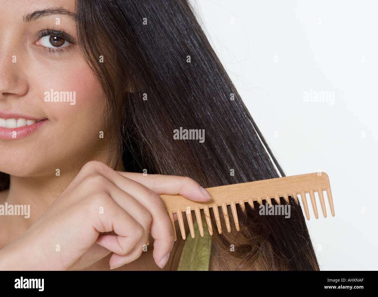 Почему нельзя расчесывать волосы. Расчесывать волосы. Расческа для мокрых волос. Девушка расчесывает волосы гребнем. Расчесывать мокрые волосы.