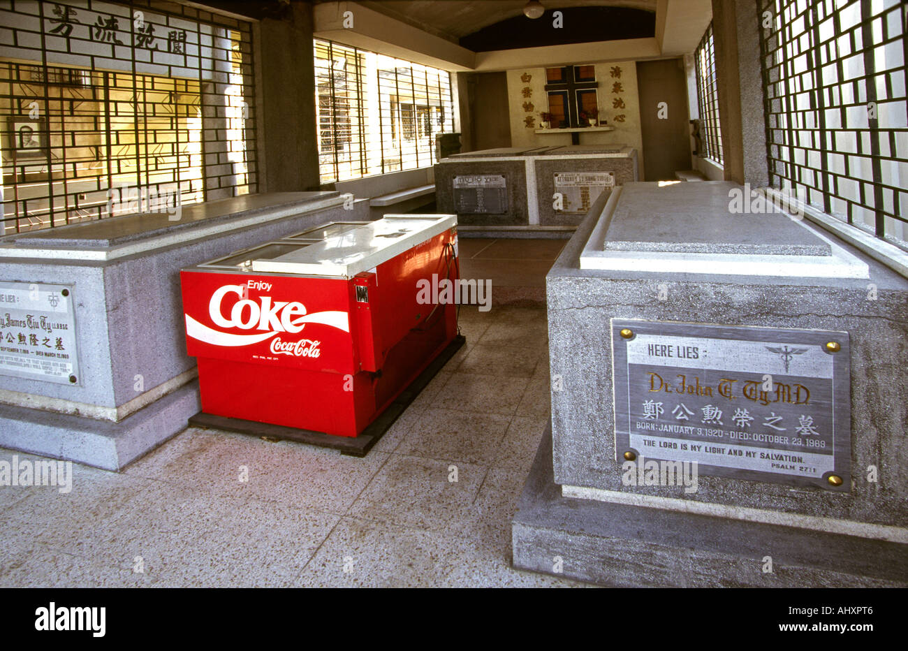 Philippines Manila Chinese Cemetery coca cola fridge amongst tombs Stock Photo