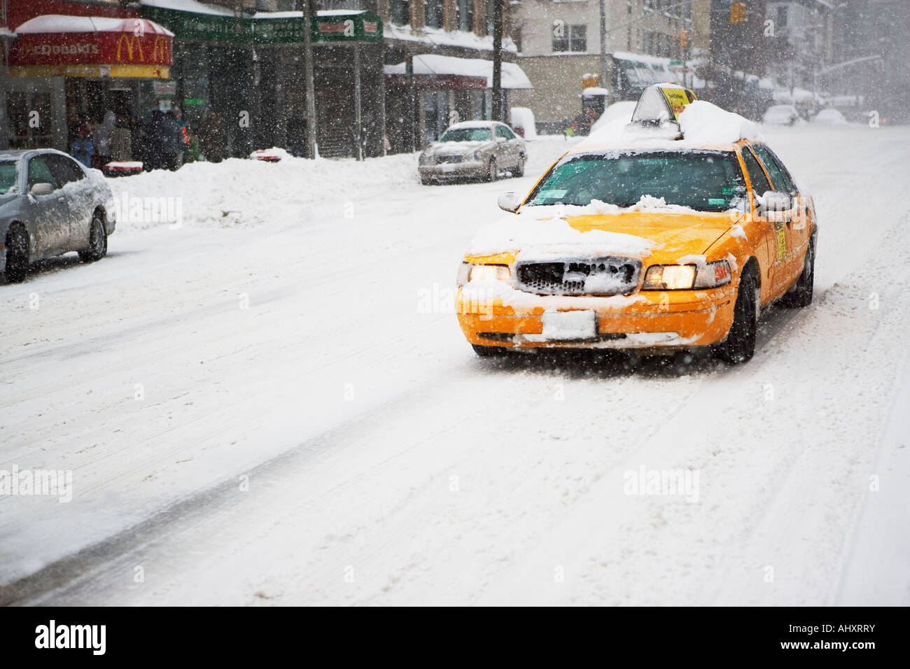 New york taxi in snow hi-res stock photography and images - Alamy