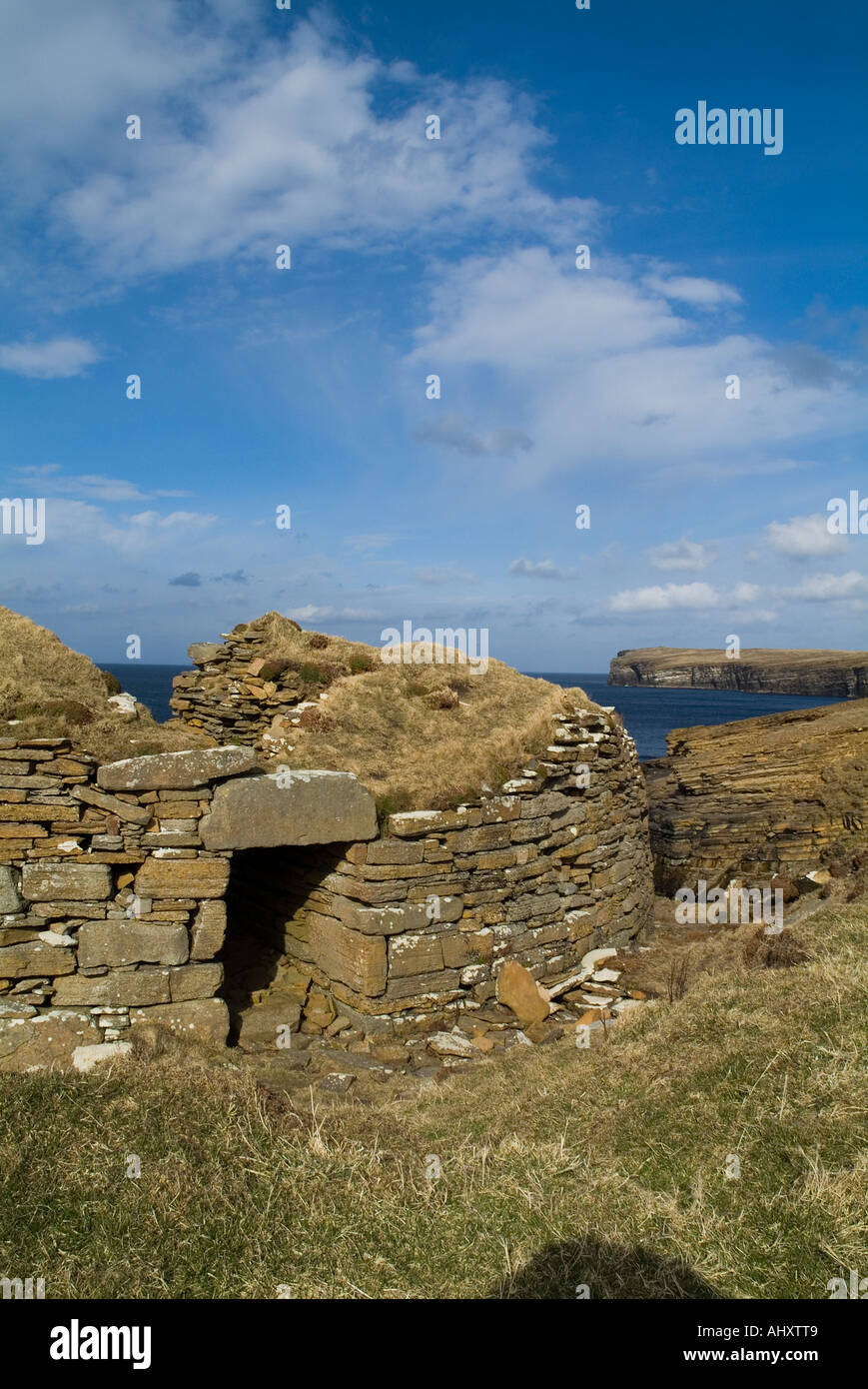 dh Broch of Borwick SANDWICK ORKNEY Entrance to broch ruin on Atlantic coast seacliffs Stock Photo