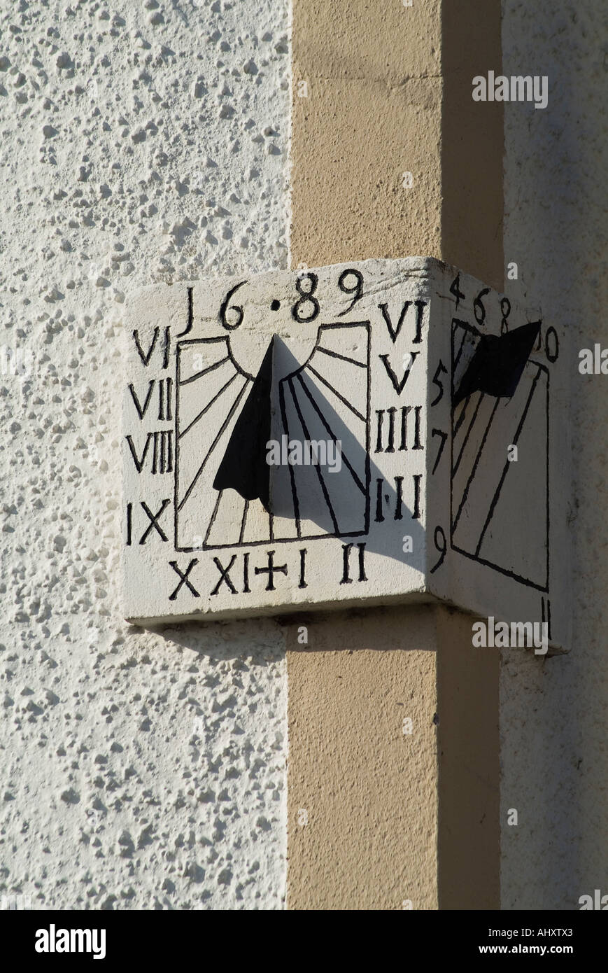 dh Sundial LIMEKILNS FIFE 1689 sun dial Roman numberal clockface old time clock timekeep sundials scotland Stock Photo