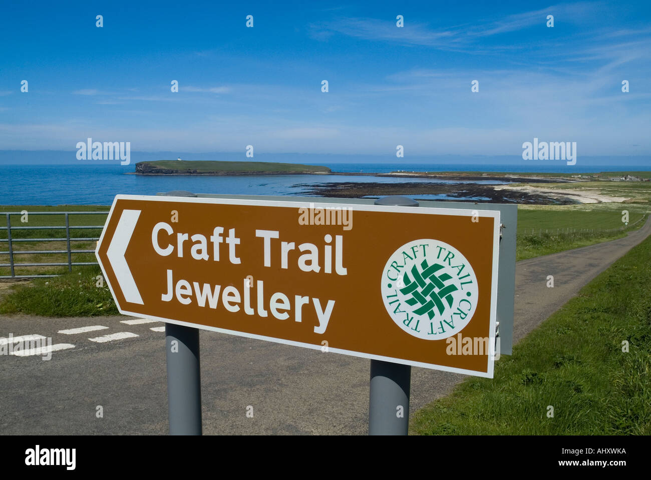 dh  BIRSAY ORKNEY Craft Trail Jewellery tourist roadsign post by roadway Birsay Bay road sign Stock Photo