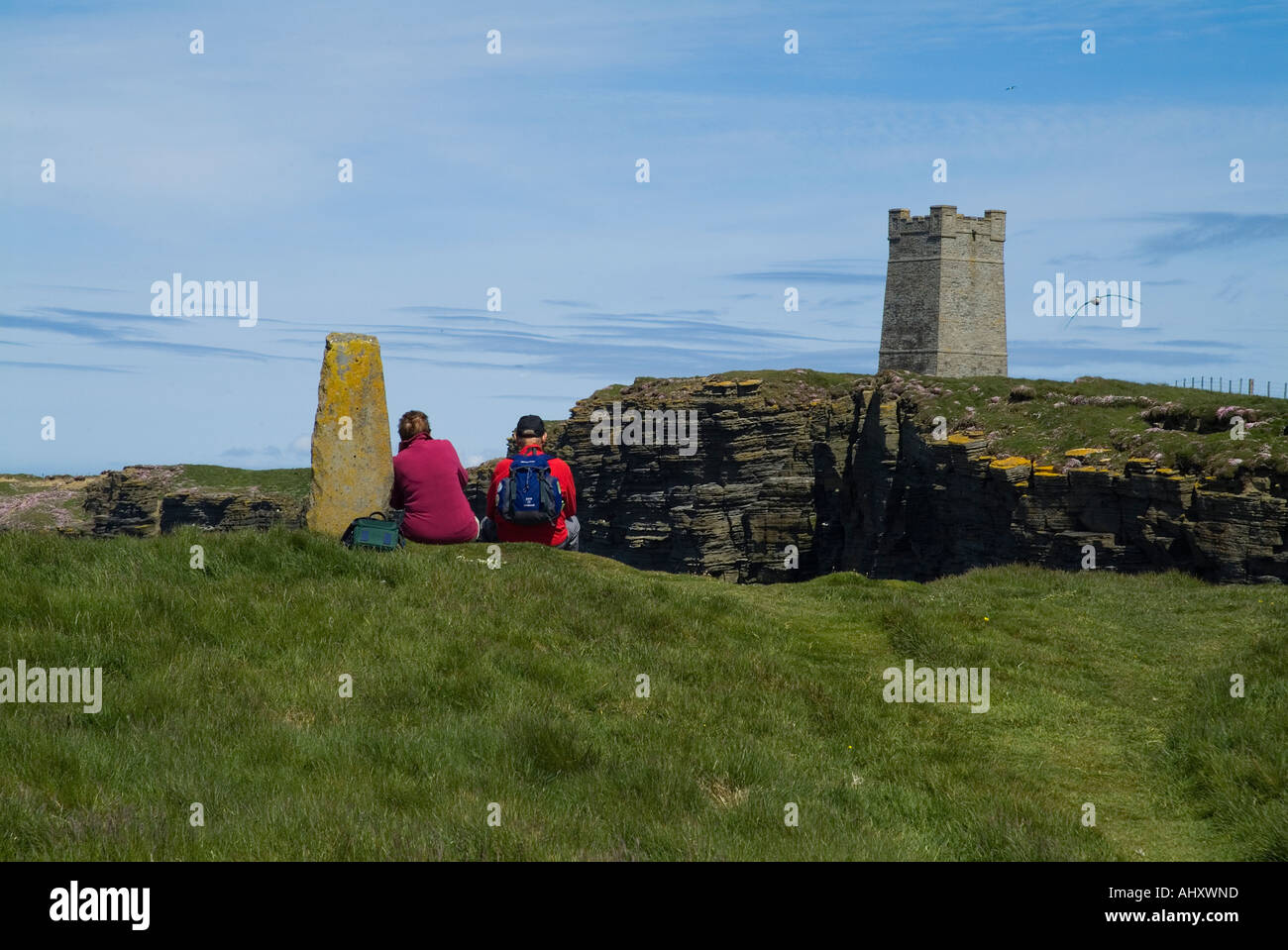 dh Marwick Head BIRSAY ORKNEY Tourist couple birdwatching seacliff Kitchener Memorial Fulmar Stock Photo