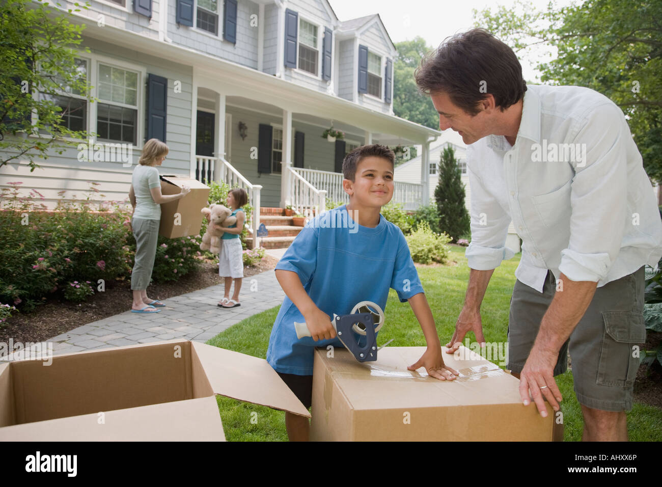 People Packing Boxes Moving Stock Photos & People Packing Boxes Moving
