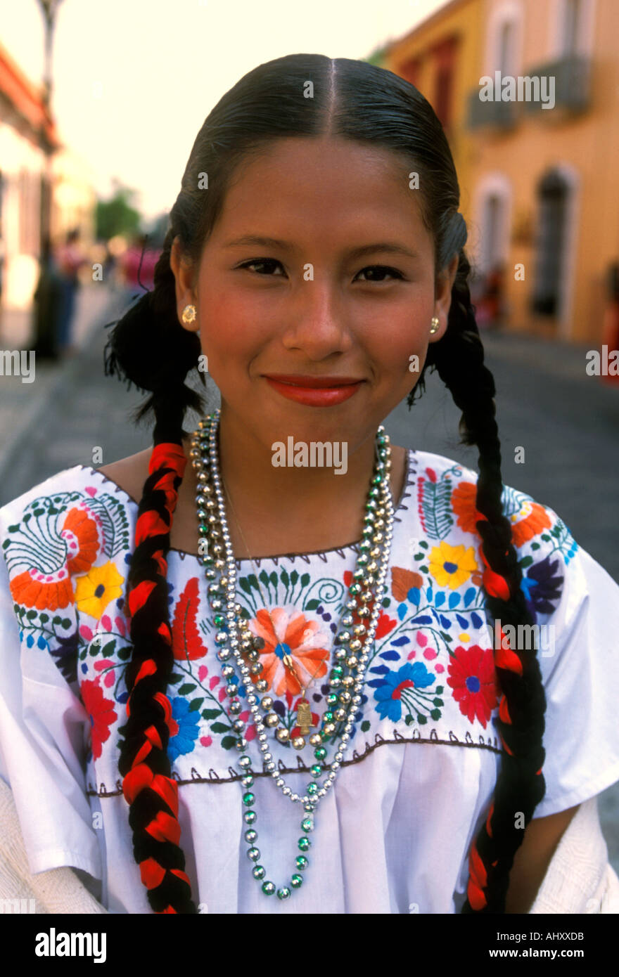 Mexikanische Traditionelle Kleider Stockfotos und -bilder Kaufen - Alamy