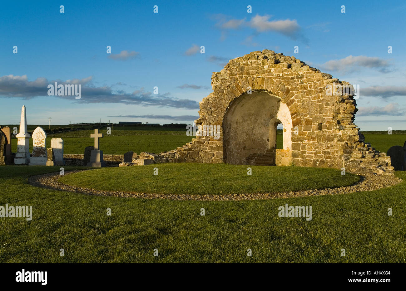 dh St Nicholas Church ORPHIR ORKNEY Round Kirk nave ruin in Orphir graveyard Stock Photo