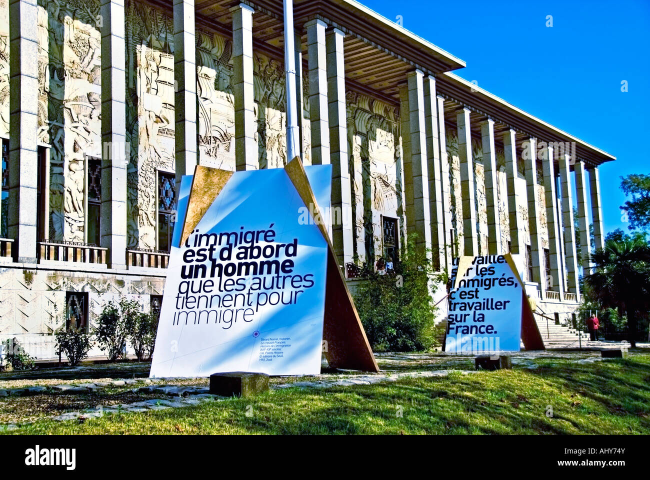 Paris France, Outside "Cite International de l'Histoire de l'Immigration"  "NATIONAL CENTER OF IMMIGRATION HISTORY" Museum, 1930's Stock Photo - Alamy