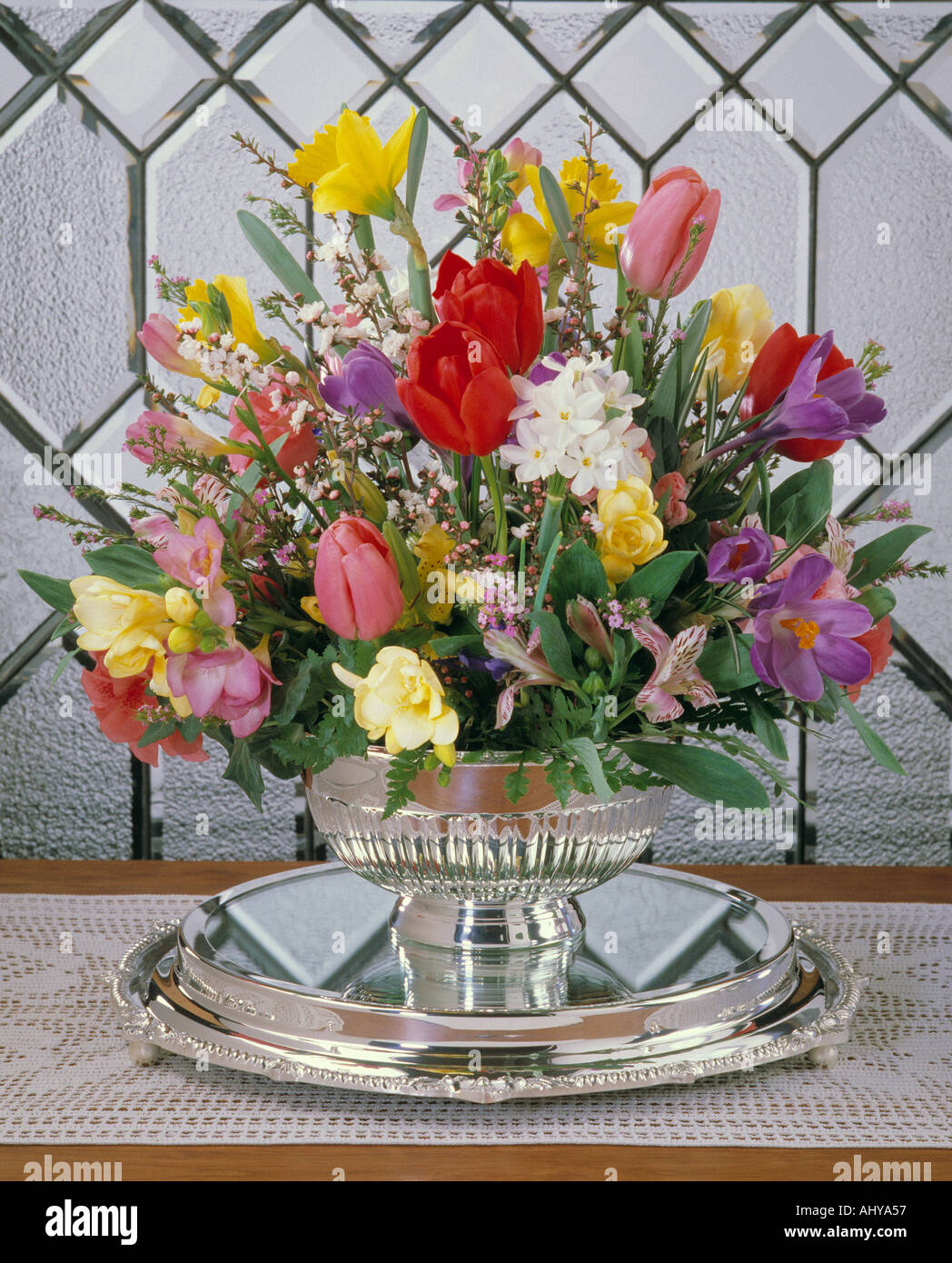 Flower arrangement window hi-res stock photography and images - Alamy
