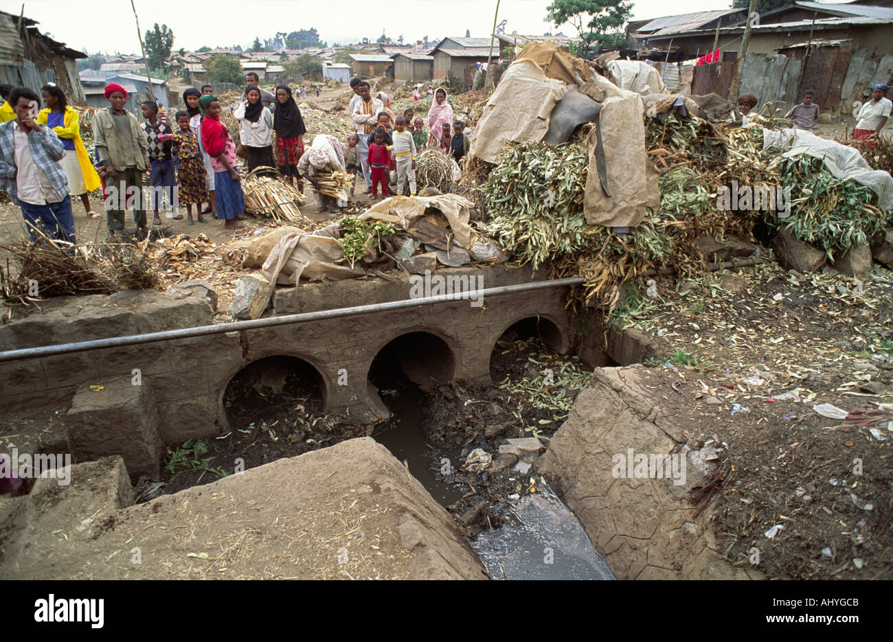 Slum dwellers living in overcrowded, poor housing with open sewers in a slum area of Addis Ababa, Ethiopia Stock Photo