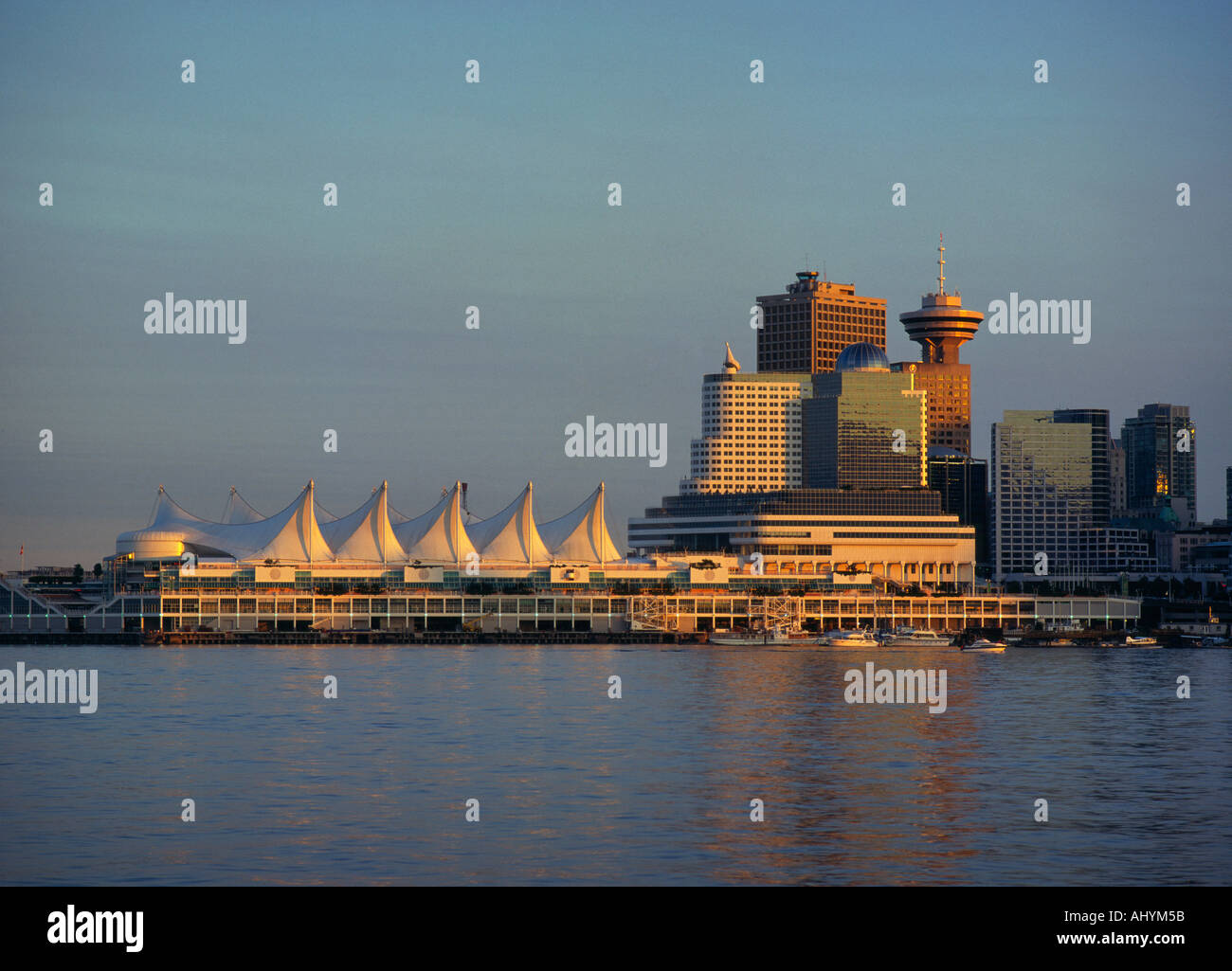 Vancouver skyline canada sunset hi-res stock photography and images - Alamy