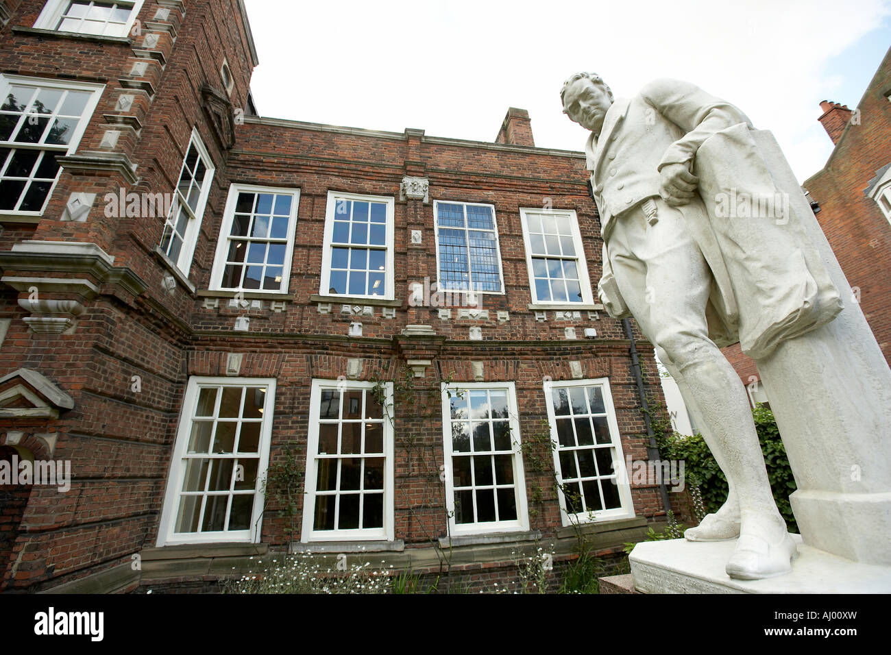 William Wilberforce statue outside Wiliam Wilberforce House High Street