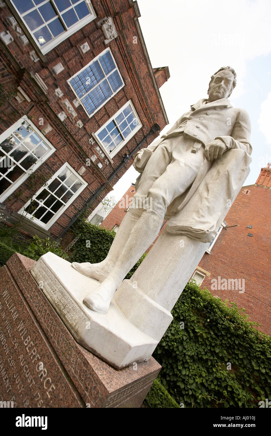William Wilberforce statue outside Wiliam Wilberforce House High Street