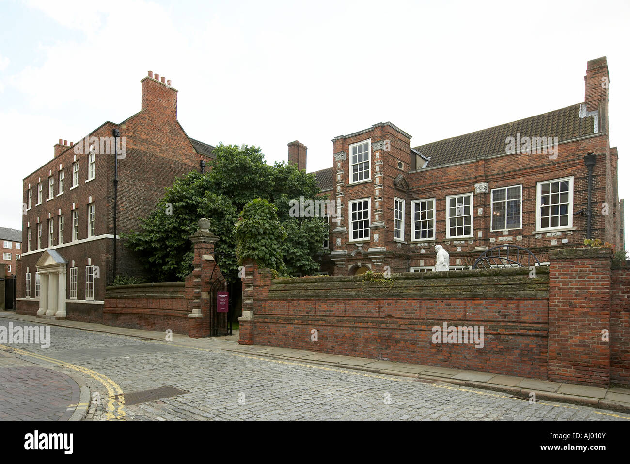 William Wilberforce statue outside Wiliam Wilberforce House High Street