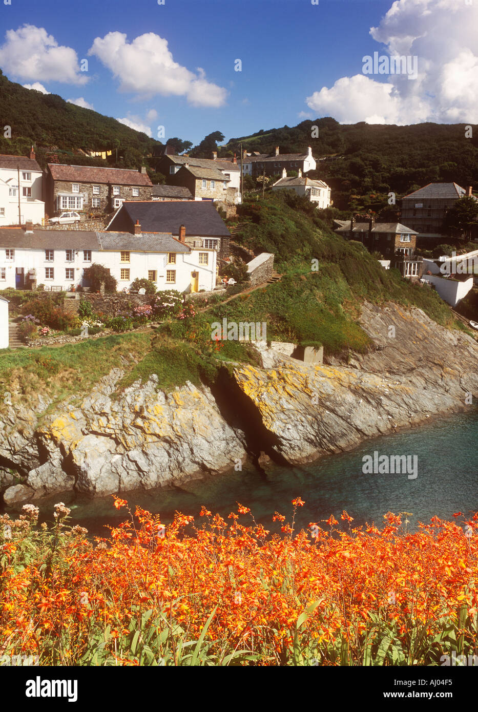 Cottages above the harbour in the fishing village of Portloe on the Roseland Peninsula on the south coast of Cornwall, UK Stock Photo