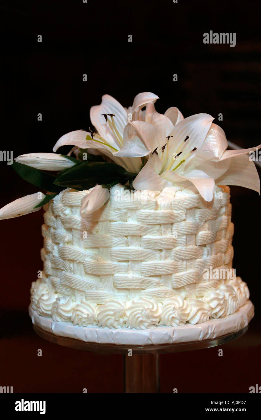 Basket Weave Cake with Royal icing Flowers #shorts 🍰 Cakes with Lorelie -  YouTube