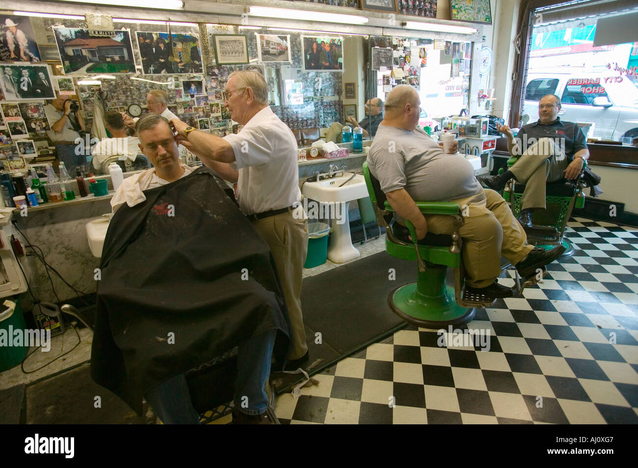 Barber shop 1940s hi-res stock photography and images - Alamy