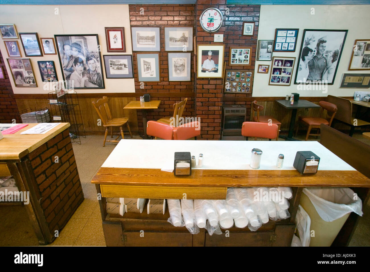 https://c8.alamy.com/comp/AJ0XK3/interior-of-restaurant-in-mount-airy-north-carolina-the-town-featured-AJ0XK3.jpg