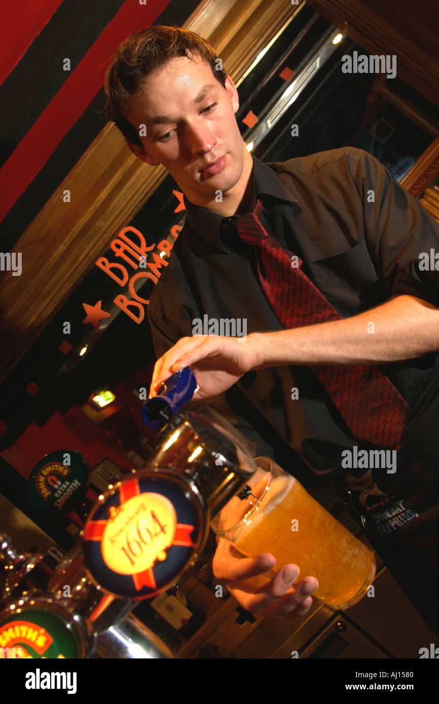 Barman pub pulling pints hires stock photography and images Alamy
