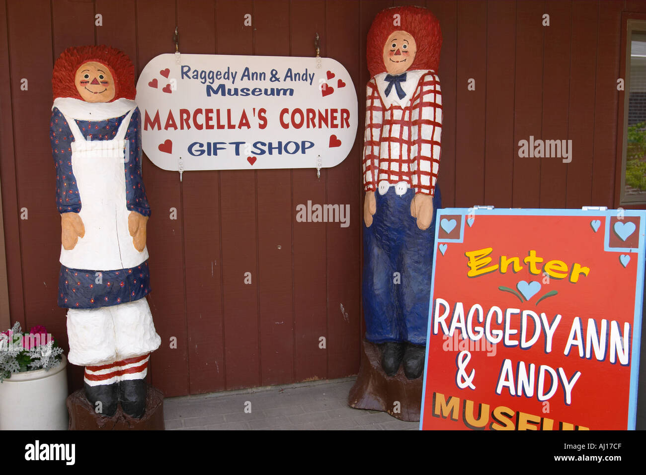 ILLINOIS Arcola Raggedy Ann and Raggedy Andy museum exterior signs