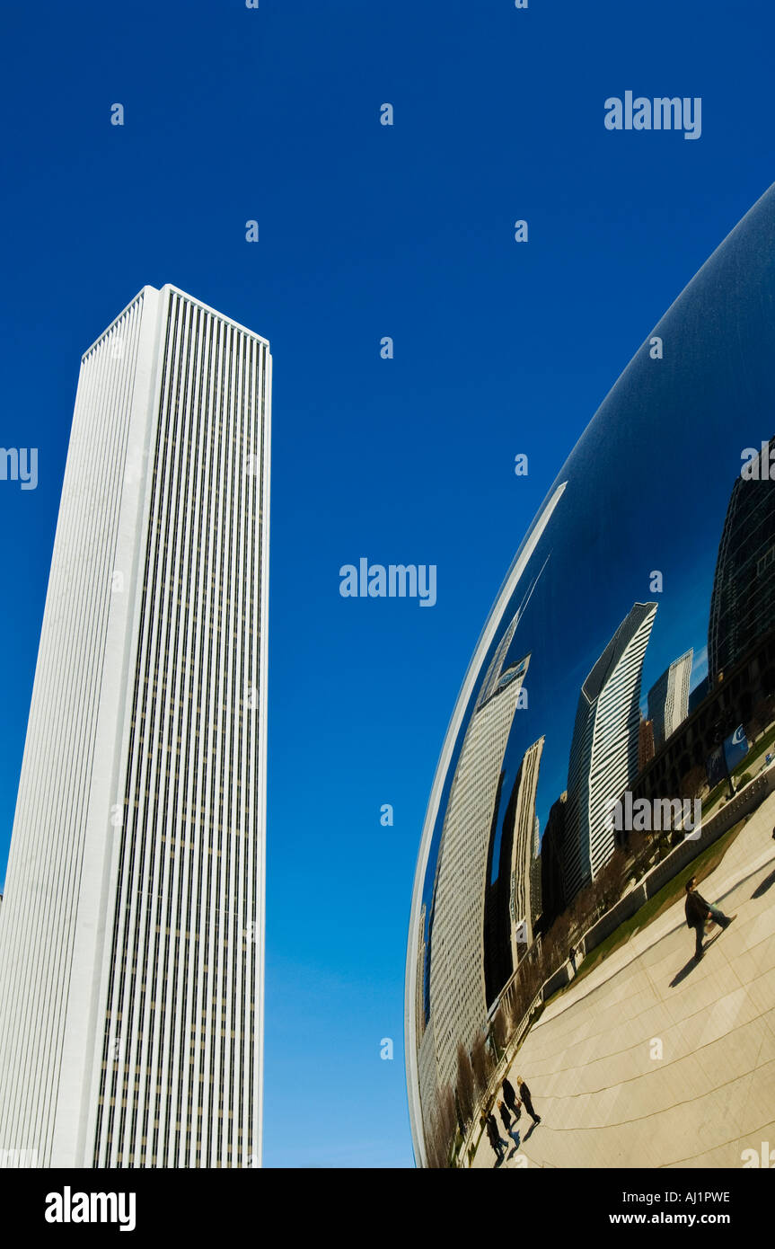 Illinois, Chicago, Millennium Park sculpture and office building Stock Photo