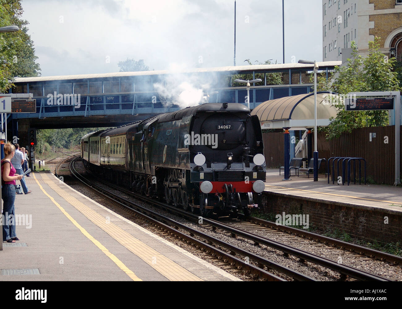 Battle of Britain Class Locomotive Tangmere with The Cathedrals Express at Kew Bridge Station Stock Photo