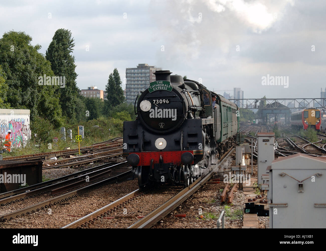 Class 5 locomotive hauling The Cathedrals Express at Clapham Junction Stock Photo
