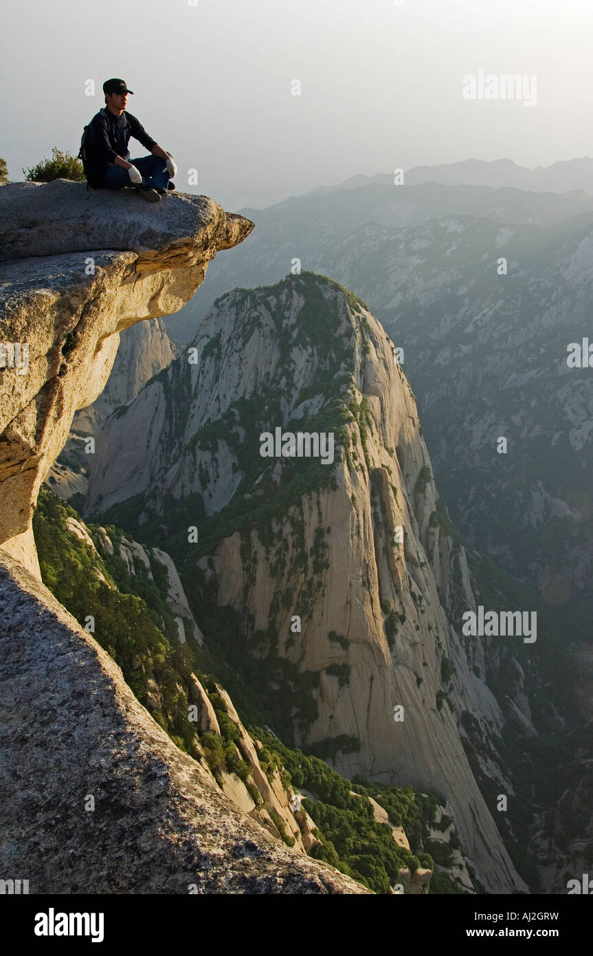 Admiring the view on top of Mount Hua, a granite peaked mountain (2160m) in the Shaanxi Province, China Stock Photo