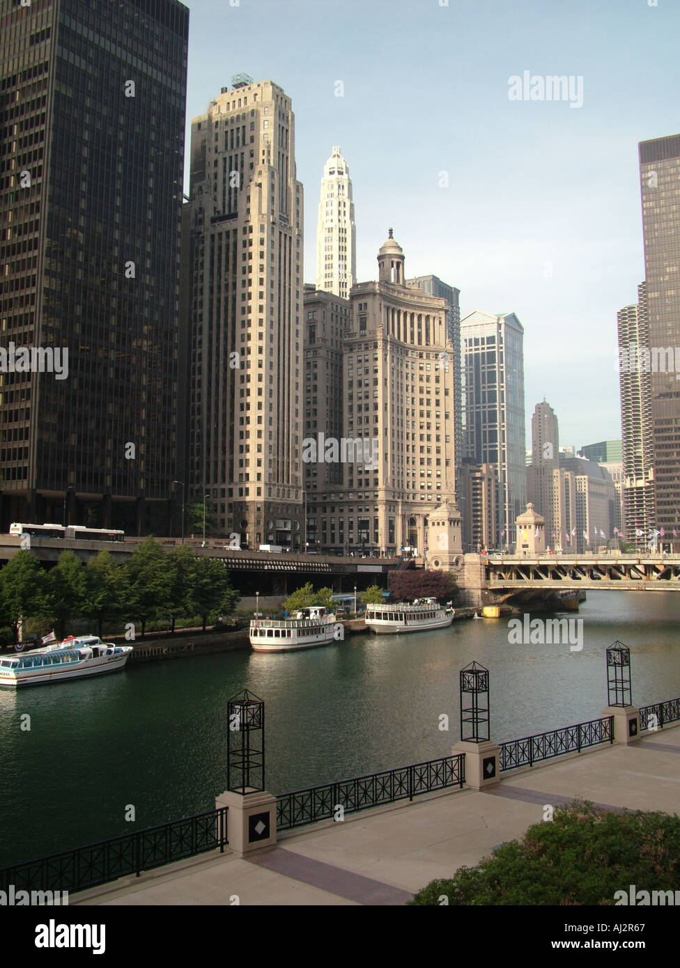 Chicago river cruises hi-res stock photography and images - Alamy