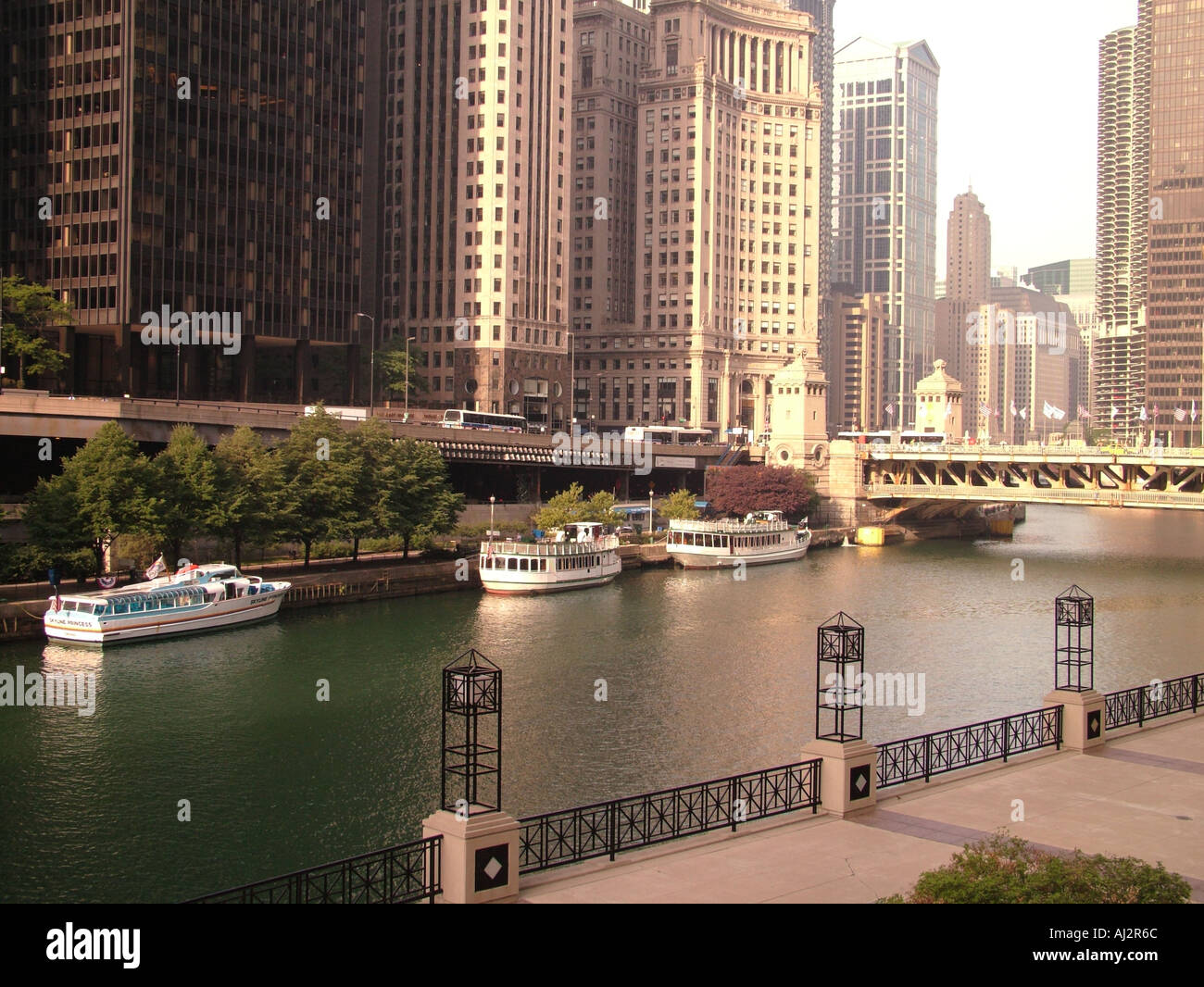 Chicago river cruises hi-res stock photography and images - Alamy