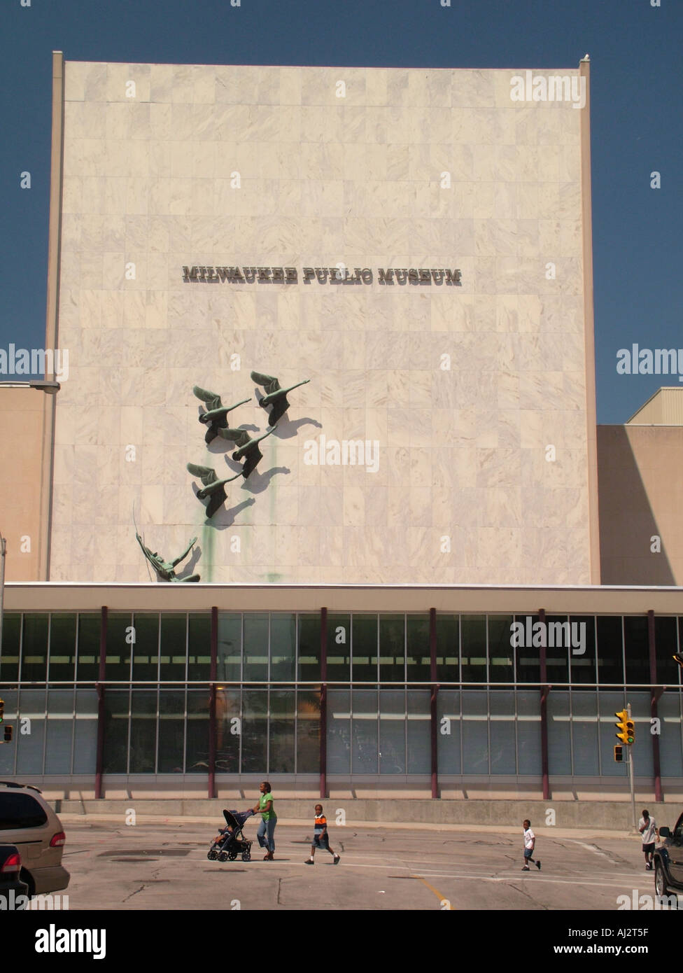 Milwaukee public museum hi-res stock photography and images - Alamy