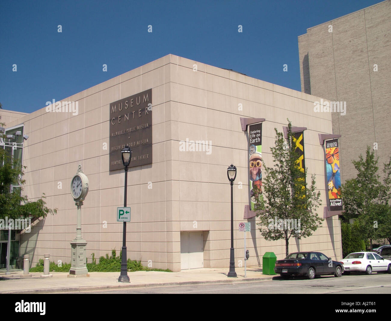 Milwaukee public museum hi-res stock photography and images - Alamy