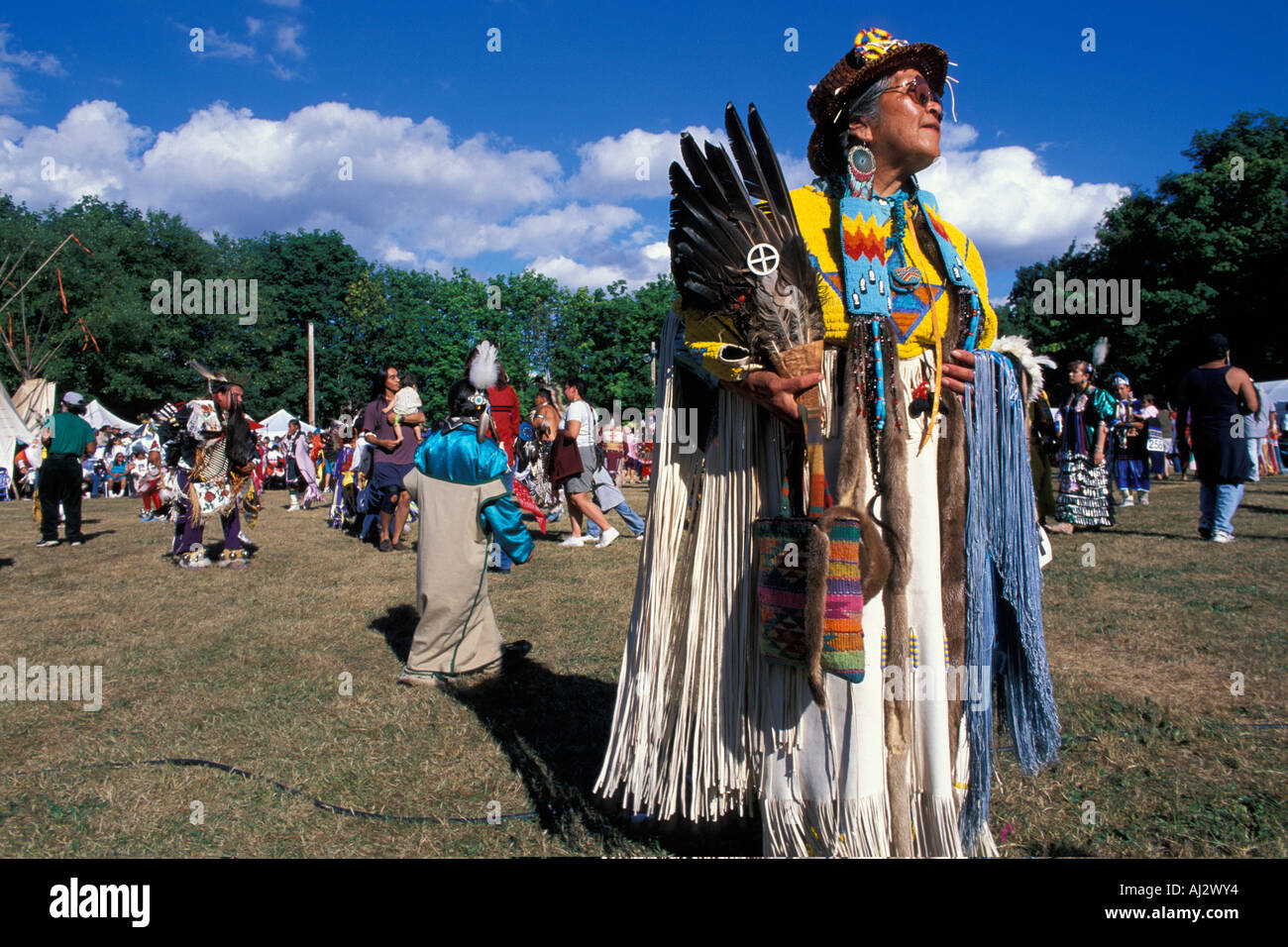 Native american women dancers hi-res stock photography and images - Alamy