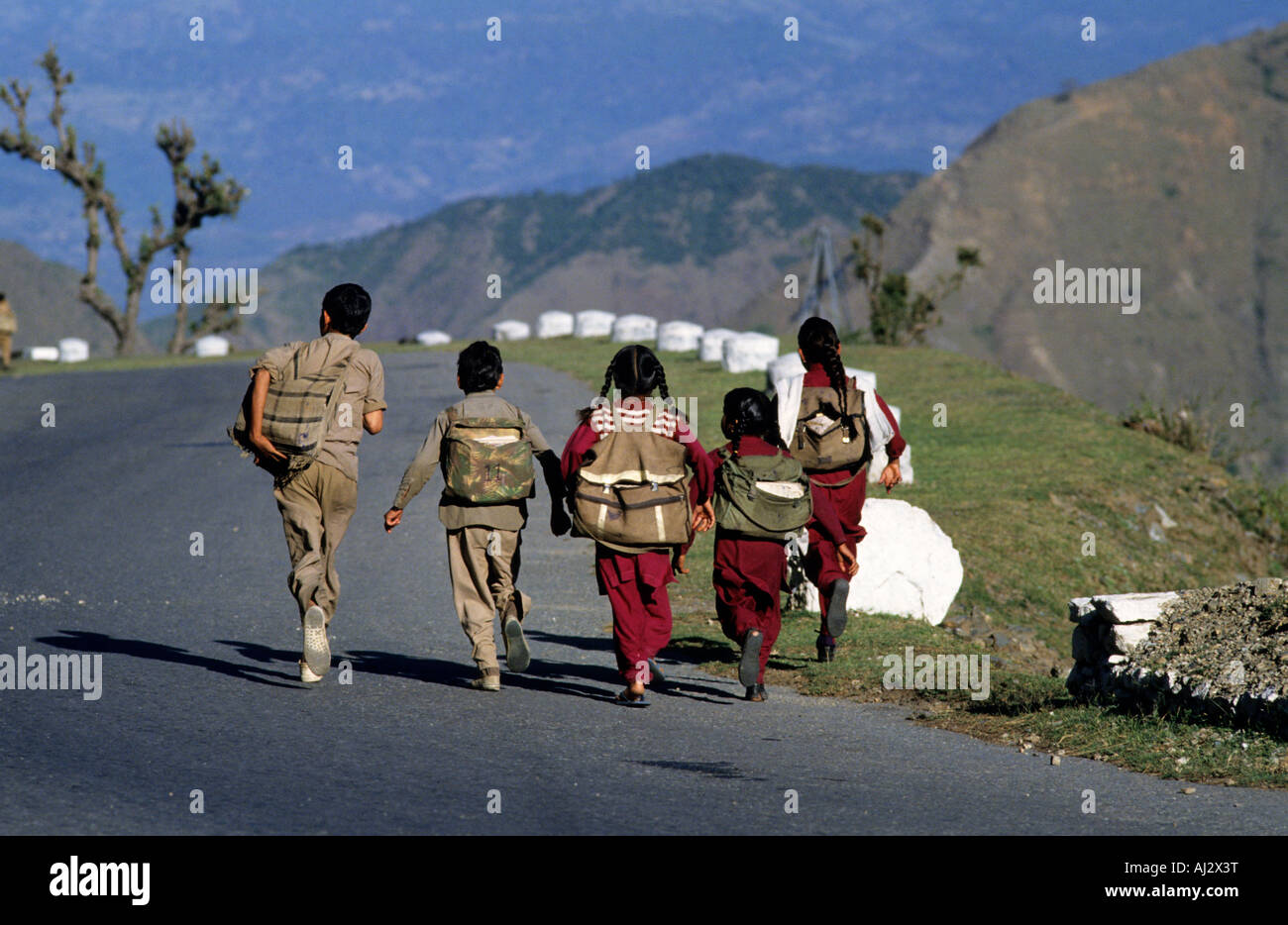 India, Himachal Pradesh, schoolchildren on the road near Dalhousie Stock Photo