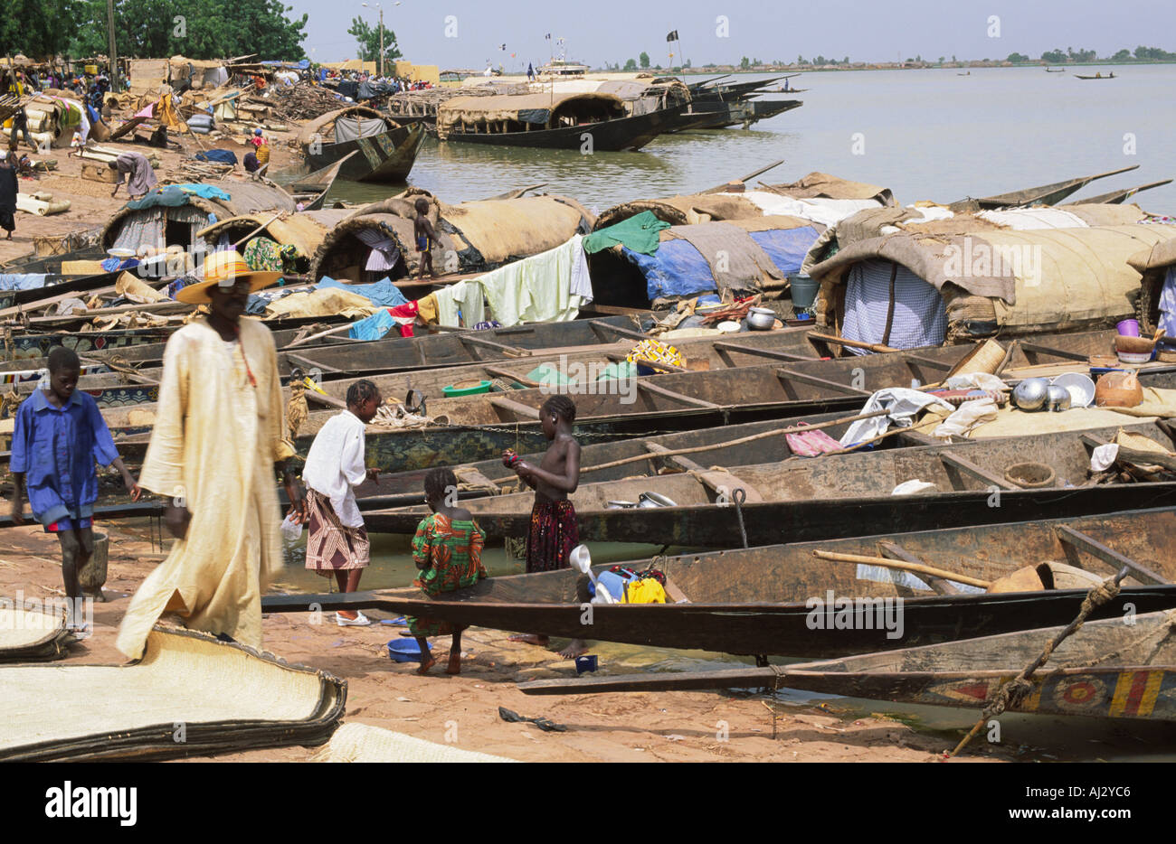 Pinasse boats, moored on the banks of the Bani River at Mopti, Mali Stock Photo