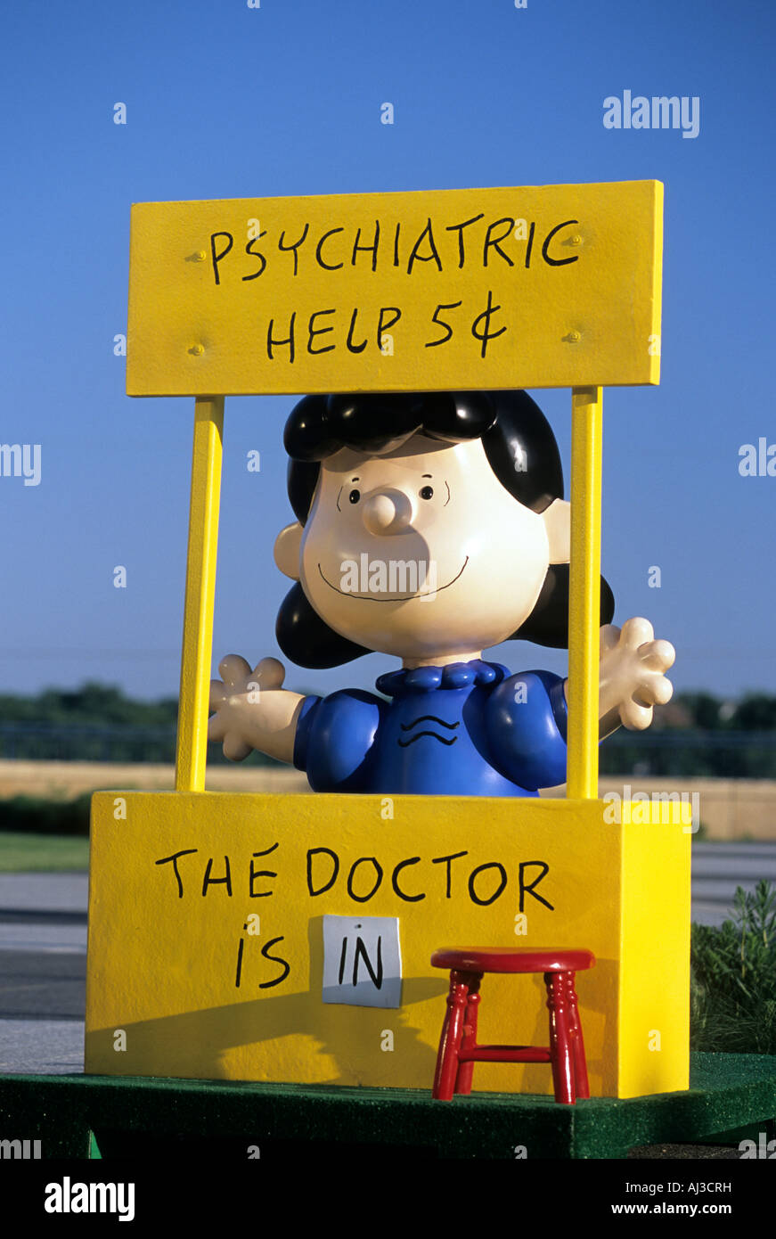 STATUE OF LUCY FROM CHARLES M. SCHULTZ "PEANUTS" COMIC STRIP. ST.PAUL