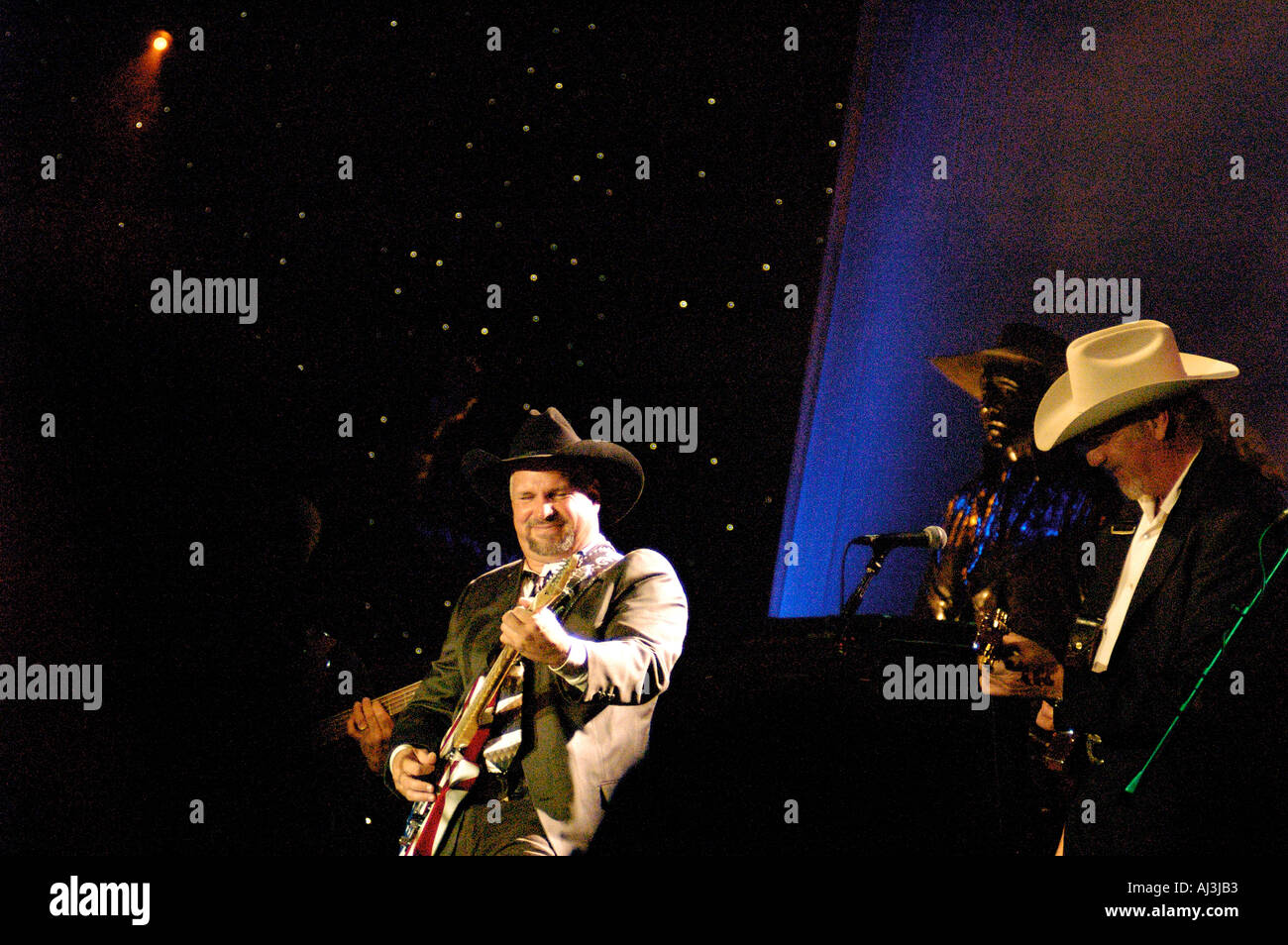 Garth Brooks Playing Guitar At Legends In Bronze Stock Photo Alamy