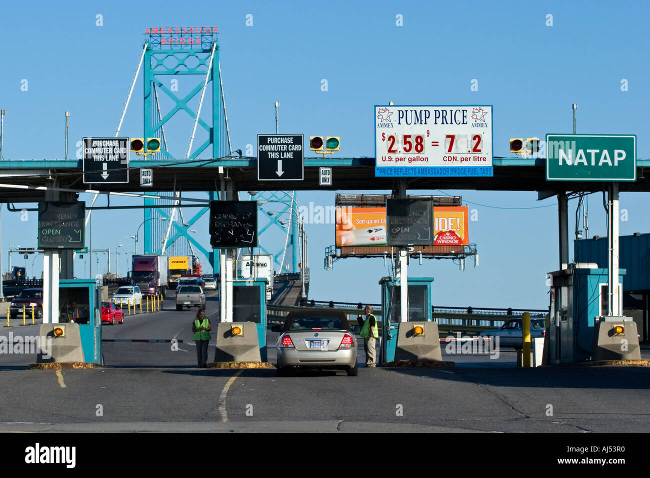 Canada usa customs toll booth hi-res stock photography and images 