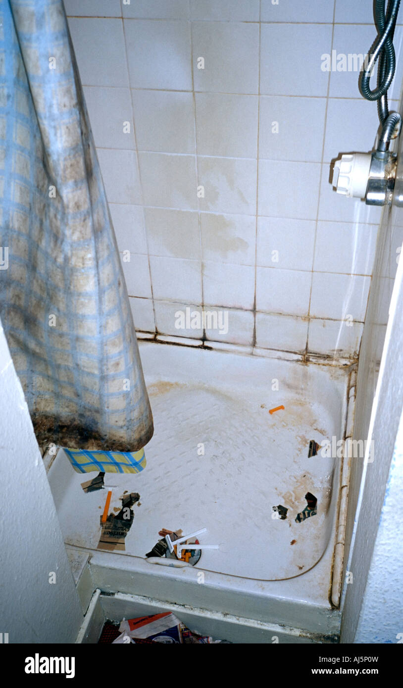 dirty-shower-with-accumulated-rubbish-AJ5P0W.jpg