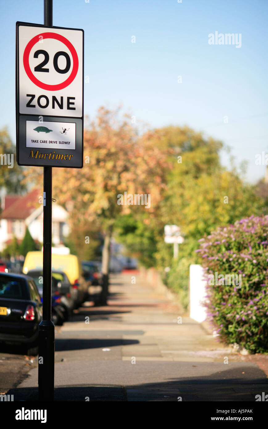 20mph speed limit sign in residential area of london Stock Photo Alamy