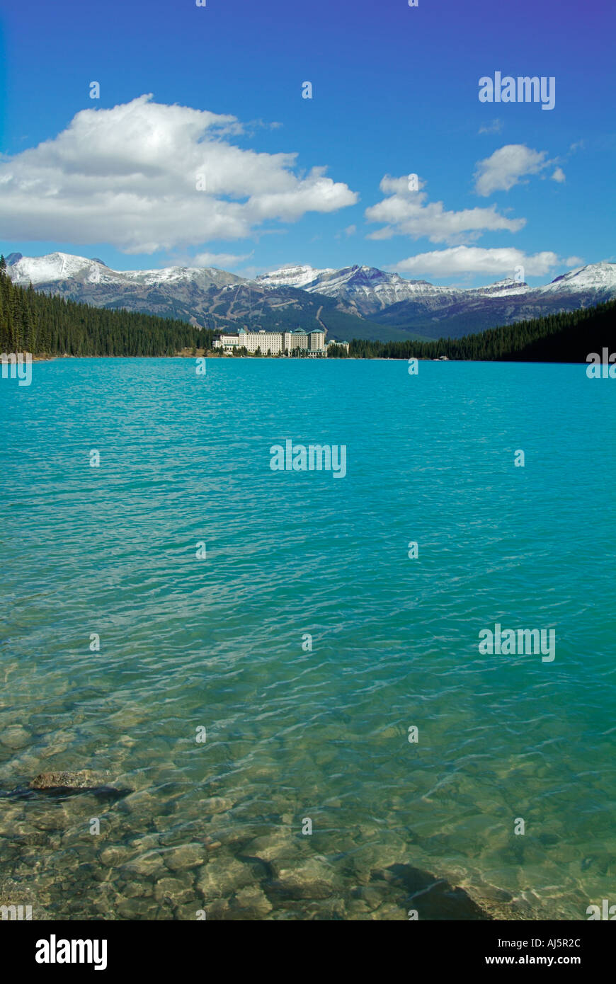Iconic Fairmont Chateau Lake Louise hotel by lake louise in Banff ...